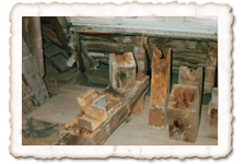 Reste von Balkenköpfen Reste von Balkenköpfen