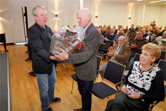 Herr Pollock  bei der Übergabe Präsentkorb